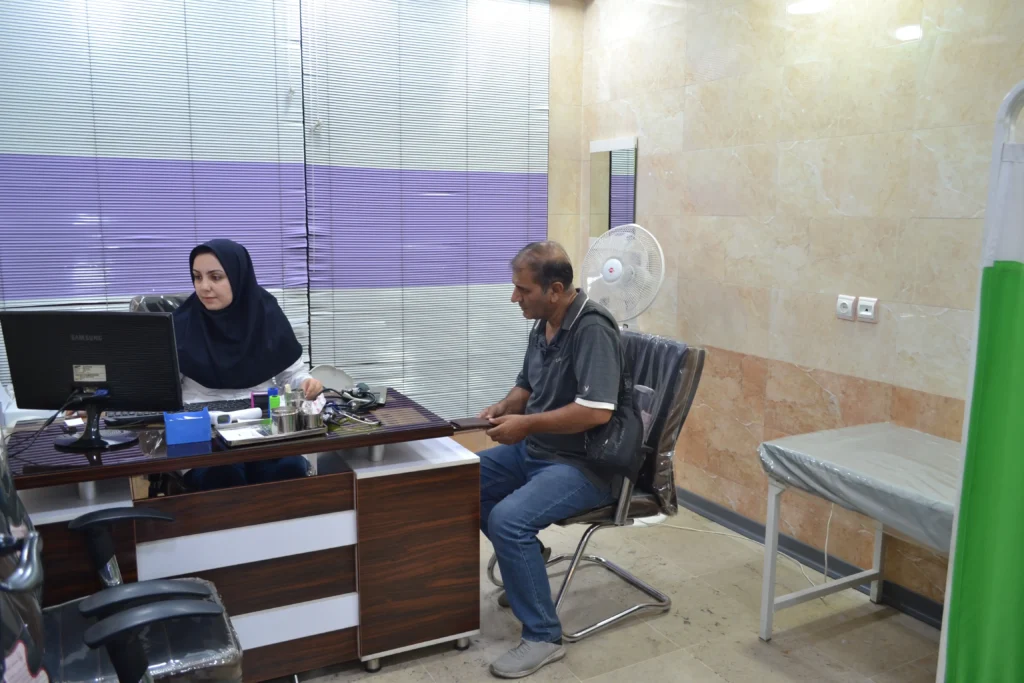 اتاق معاینه اورژانس شبانه روزی کوروش در مصباح کرج | خدمات 24 ساعته اورژانس و فوریت‌های پزشکی