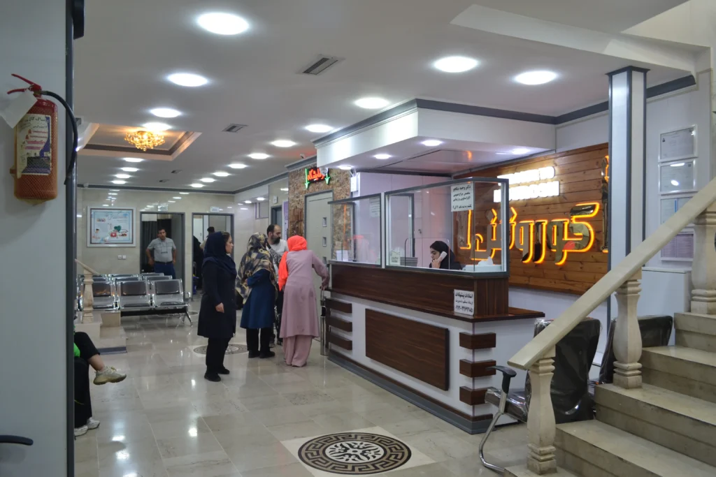 بخش اورژانس درمانگاه شبانه روزی کوروش شامل قمست های مختلف اتاق معاینه، لابی وسالن انتظار، اتاق تزریقات و نوار قلب، اتاق های تحت نظر و سرم تراپی, اتاق جراحی های سرپایی و اتاق احیای قلبی ریوی می باشد.